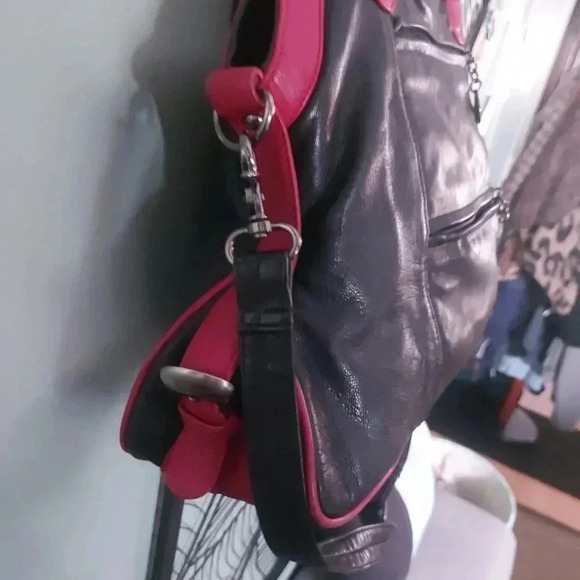 Silver Rose | Vintage Retro Black  and Red Leather Shoulder Bag - Picture 8 of 16